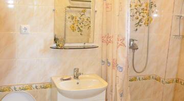 Фото номера Стандартный трехместный номер с видом на море Гостиница Guest House Volna г. Гурзуф 5